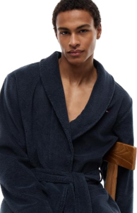 hombre con un albornoz de tommy hilfiger