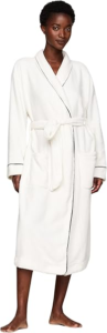 Mujer con un albornoz de tommy hilfiger colo blanco