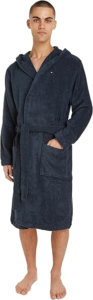 hombre con un albornoz de tommy hilfiger azul marino